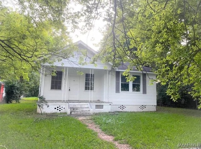 view of front facade featuring a front lawn