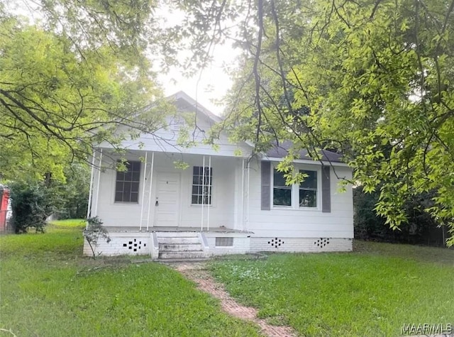 view of front of home featuring a front lawn