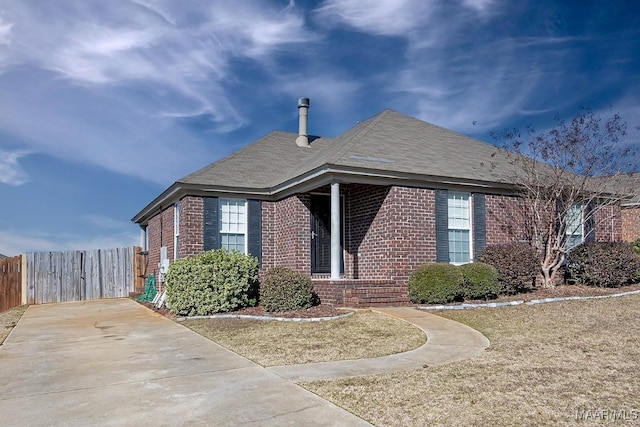 view of front of property featuring a front lawn