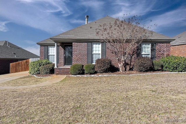 view of front of property featuring a front yard