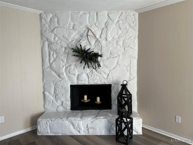 room details with hardwood / wood-style flooring and crown molding