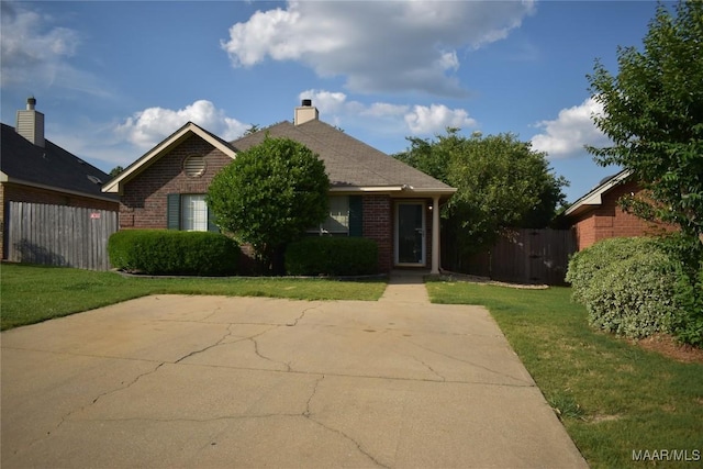 view of front of house featuring a front yard