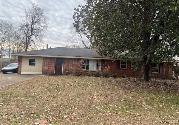 ranch-style home with a front yard