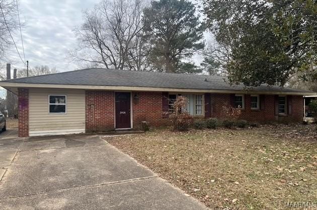 ranch-style home with a front lawn