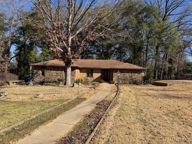 view of front of house featuring a front yard