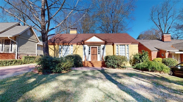 bungalow-style home featuring a front lawn