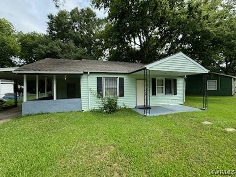 view of front of home featuring a front lawn and a carport