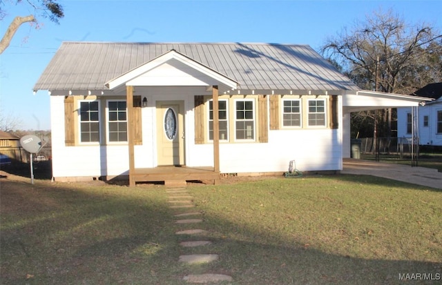 view of front of property with a carport and a front yard