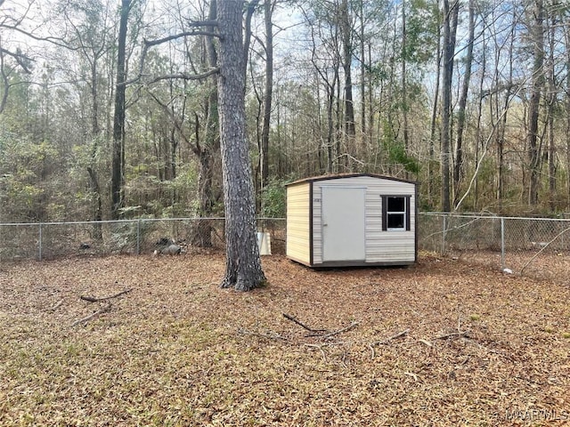 view of yard with a storage unit