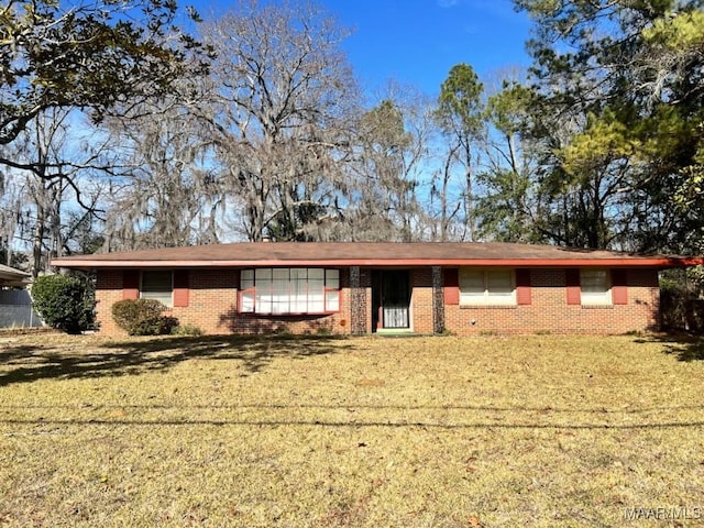 view of front of home featuring a front yard