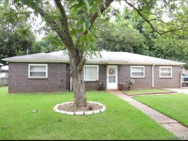 single story home with a front yard