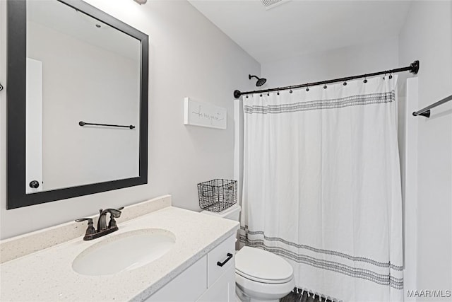 bathroom featuring a shower with curtain, vanity, and toilet