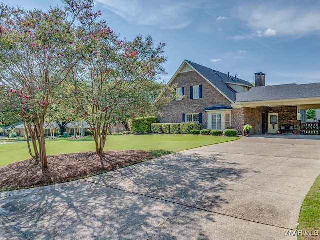 view of front of property featuring a front yard