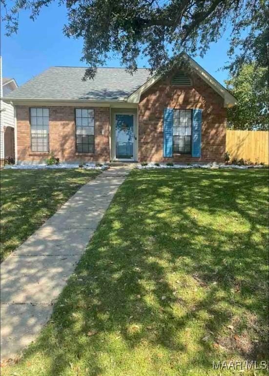 view of front of property featuring a front lawn