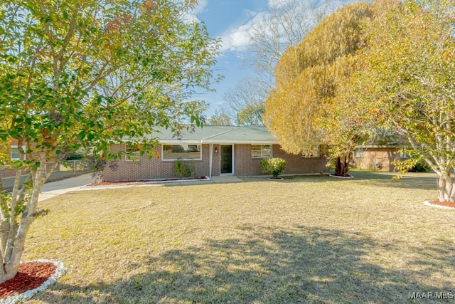 view of front facade with a front lawn