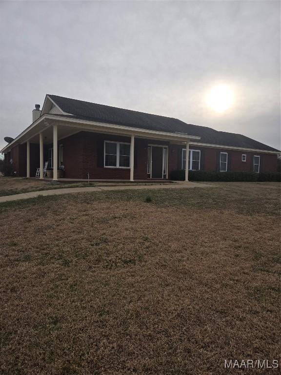 view of front of property featuring a front lawn