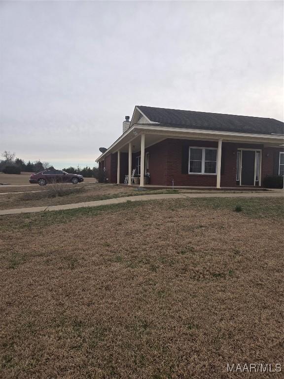 view of front of house featuring a front lawn