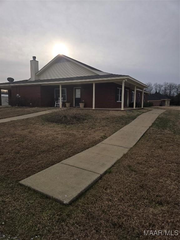 view of front of home featuring a front lawn