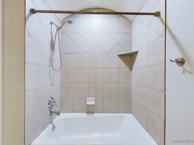 bathroom with tiled shower / bath combo