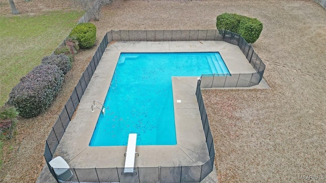 view of swimming pool