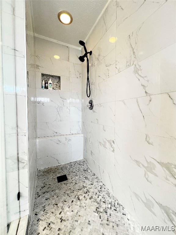 bathroom featuring tiled shower