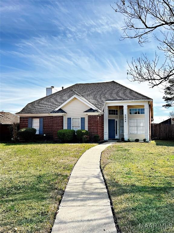 ranch-style house featuring a front yard