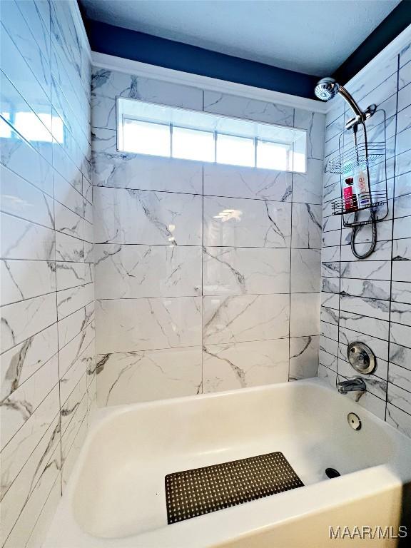 bathroom featuring tiled shower / bath combo