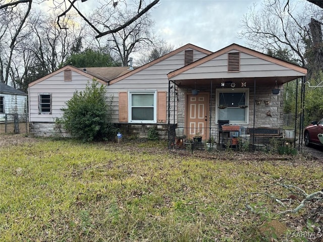 view of front of property featuring a front yard and a porch