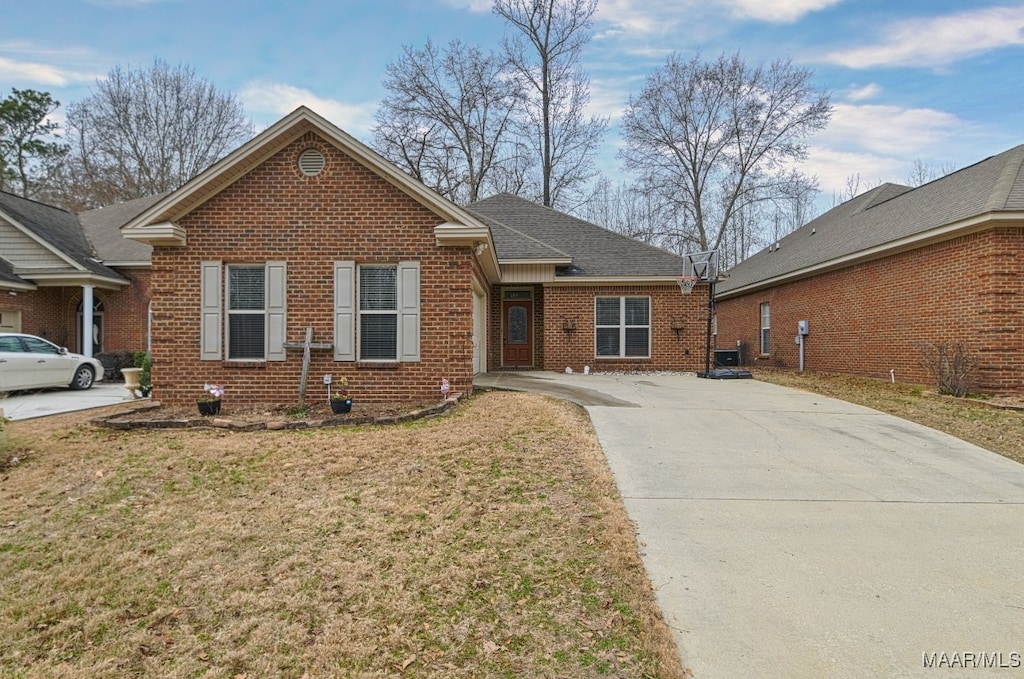 view of front of home with a front lawn