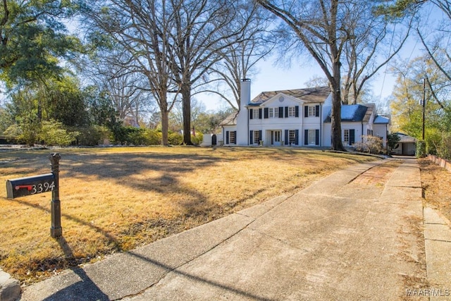 view of front of property featuring a front yard