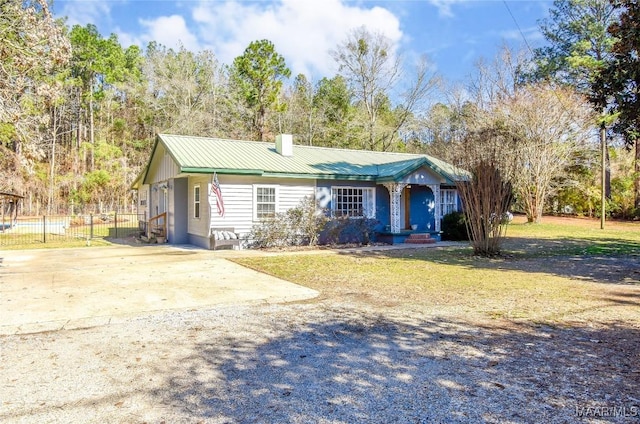 view of front of home featuring a front lawn