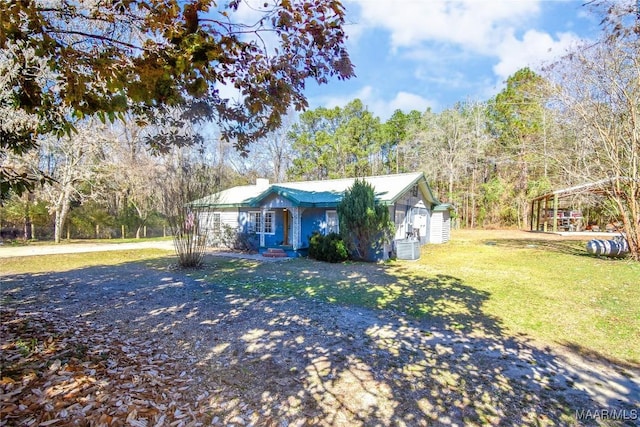 view of front of house with a carport and a front lawn