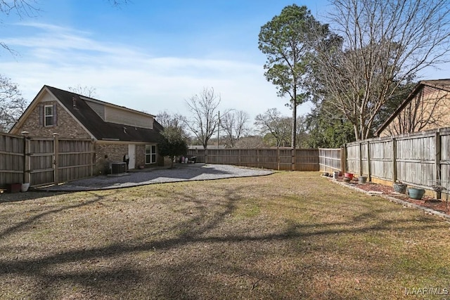 view of yard featuring a patio