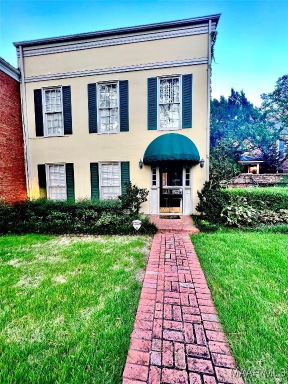 view of front of house featuring a front yard