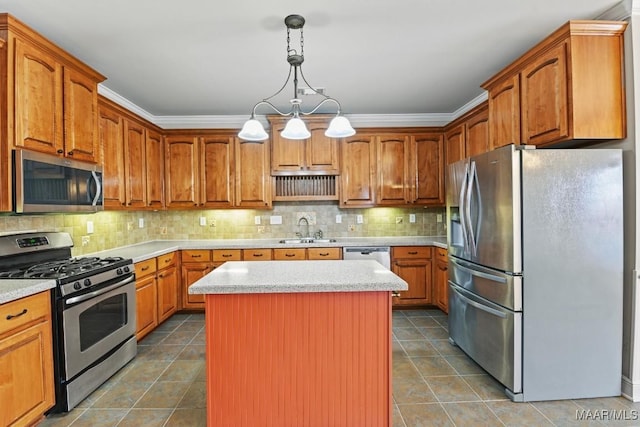 kitchen with sink, tasteful backsplash, decorative light fixtures, a center island, and stainless steel appliances