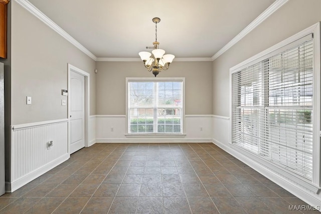 spare room with ornamental molding and a notable chandelier