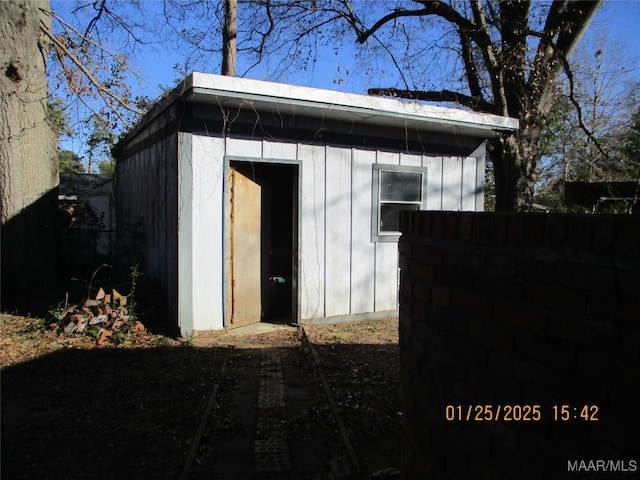 view of outbuilding