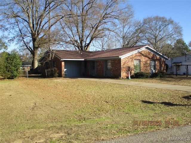 view of front of property with a front lawn