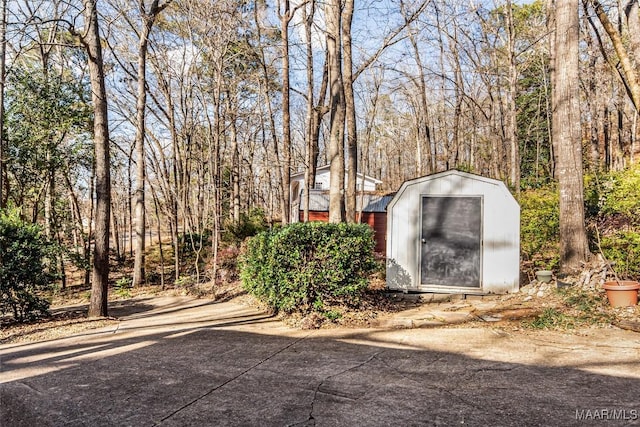 view of yard with a shed