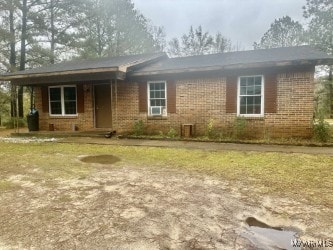 single story home featuring a front yard