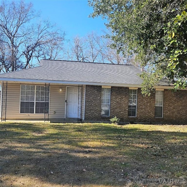 single story home featuring a front lawn