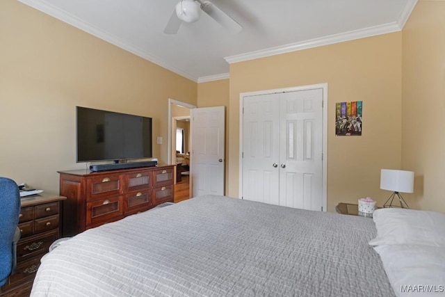 bedroom with ornamental molding, ceiling fan, and a closet