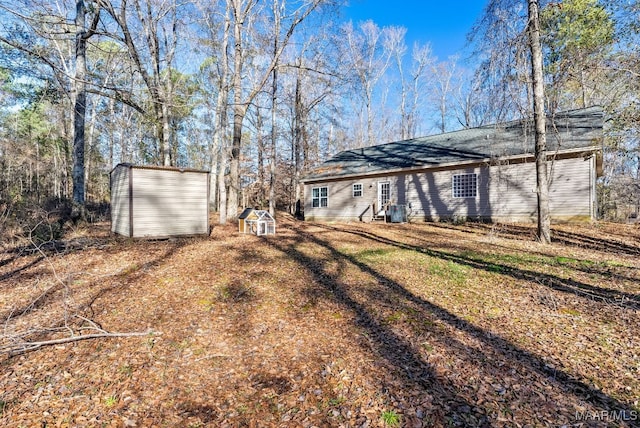 view of yard featuring a storage shed