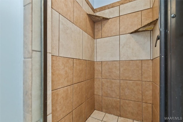 details featuring tiled shower