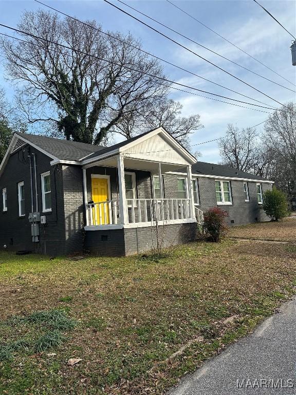 view of front of property featuring a porch and a front lawn