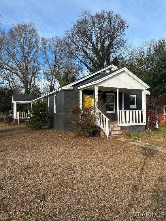 view of front facade with covered porch