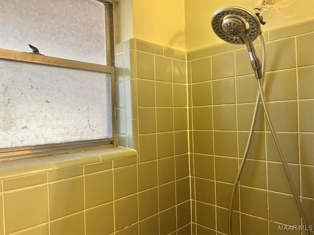 details with a tile shower