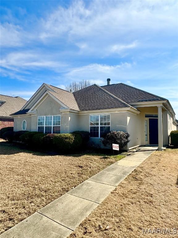 single story home featuring a front lawn