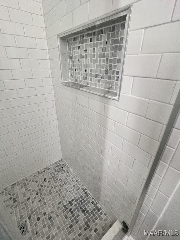 bathroom featuring a tile shower