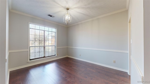 spare room with crown molding, dark wood-type flooring, a textured ceiling, and an inviting chandelier